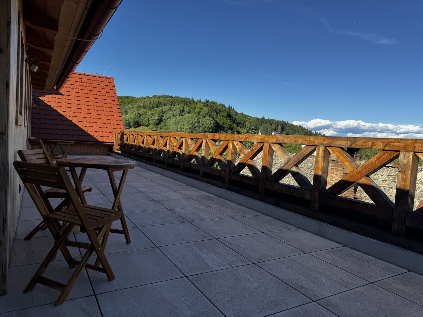 Terasa s výhľadom na Štiavnické vrchy